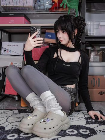 图片[8]-牛仔热裤+灰丝姑娘玩自拍-街头图