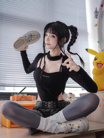 图片[10]-牛仔热裤+灰丝姑娘玩自拍-街头图