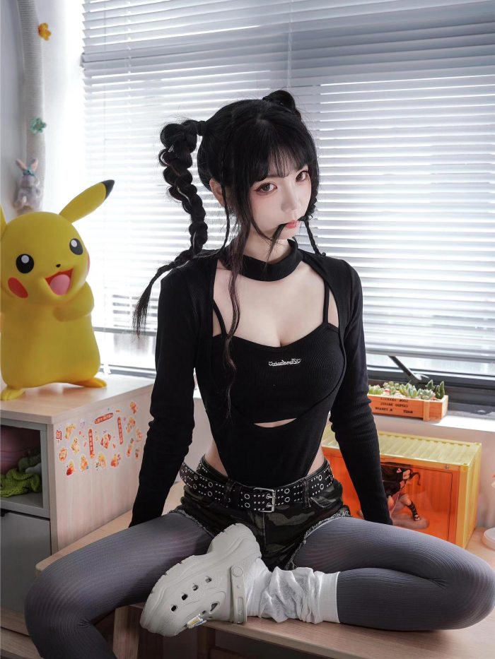 牛仔热裤+灰丝姑娘玩自拍-街头图