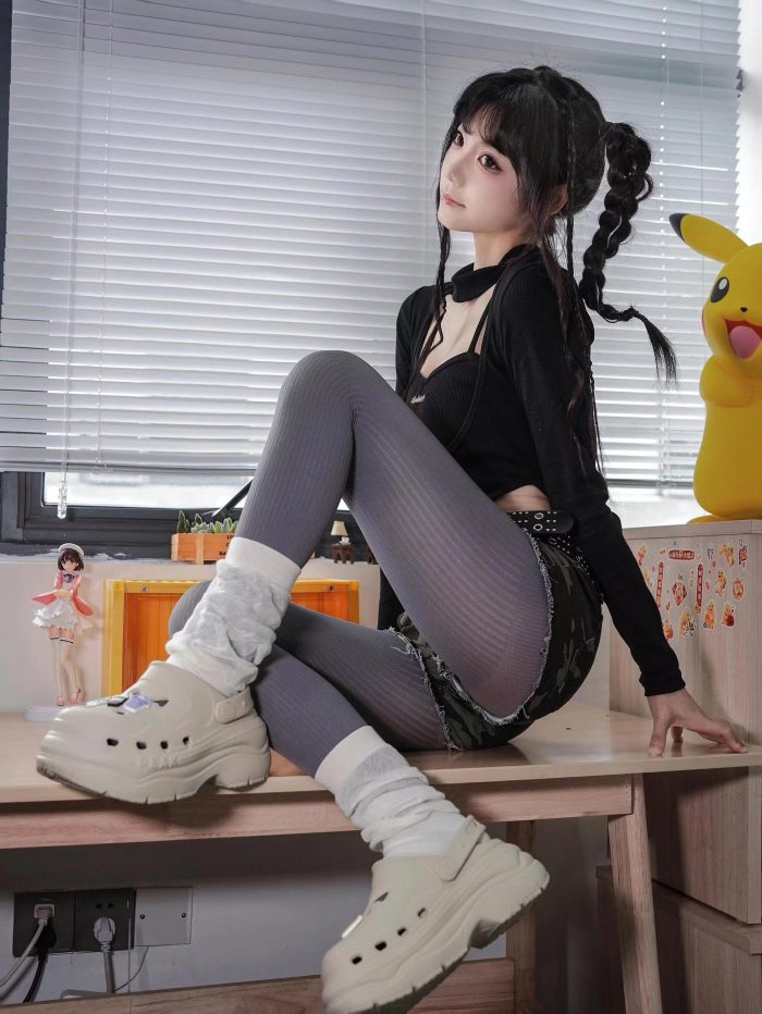 牛仔热裤+灰丝姑娘玩自拍-街头图