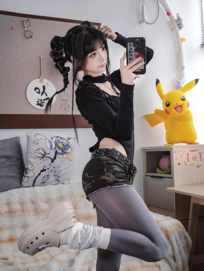 牛仔热裤+灰丝姑娘玩自拍-街头图