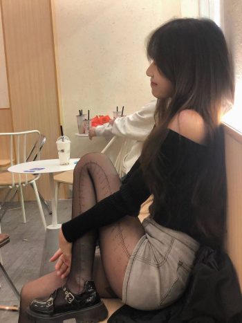 图片[6]-牛仔短裤+黑丝，太好看了吧-街头图