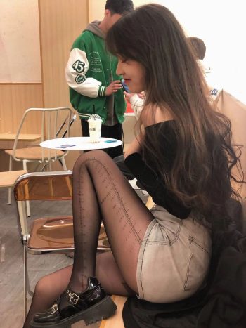 图片[3]-牛仔短裤+黑丝，太好看了吧-街头图