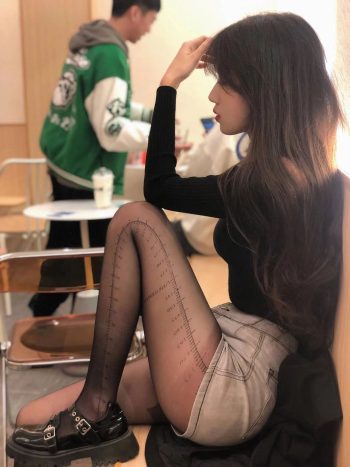 图片[1]-牛仔短裤+黑丝，太好看了吧-街头图