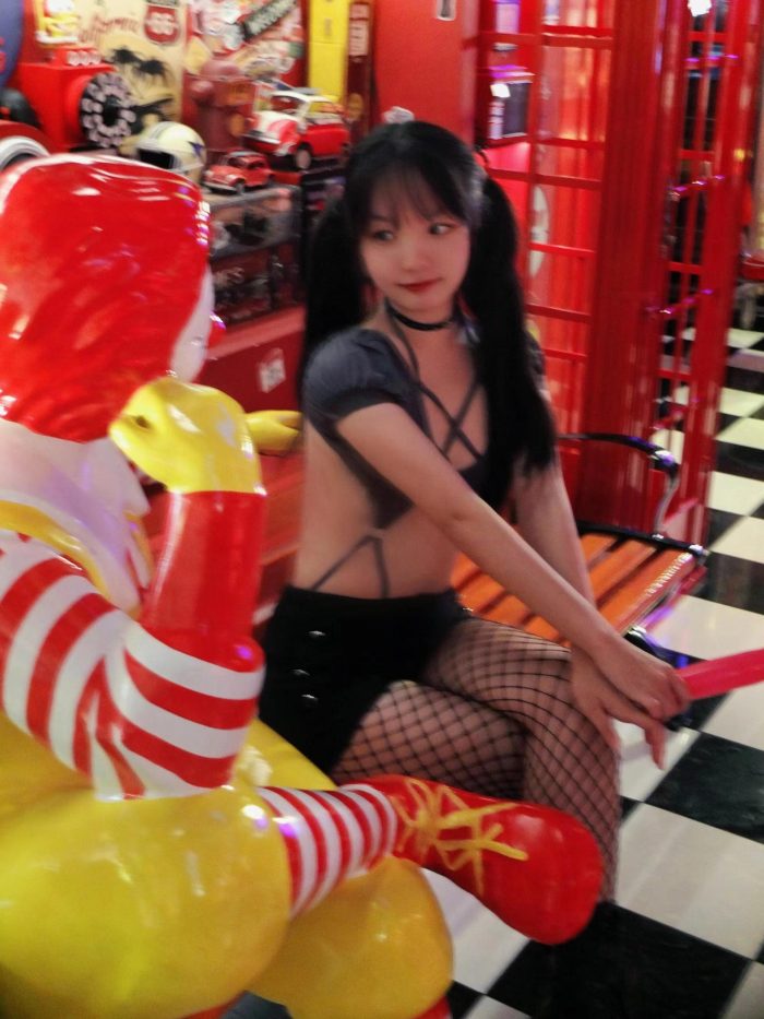 网格丝袜的清纯双马尾小姑娘-街头图