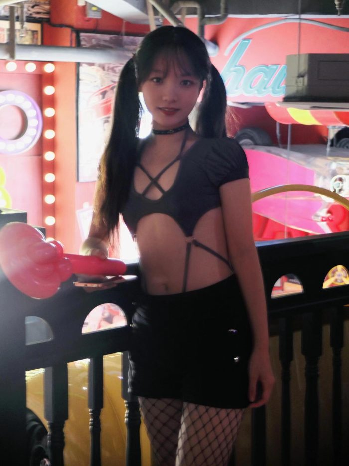 网格丝袜的清纯双马尾小姑娘-街头图