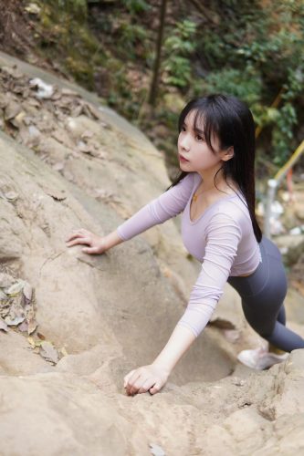 图片[8]-穿瑜伽裤爬山的长发少女-街头图