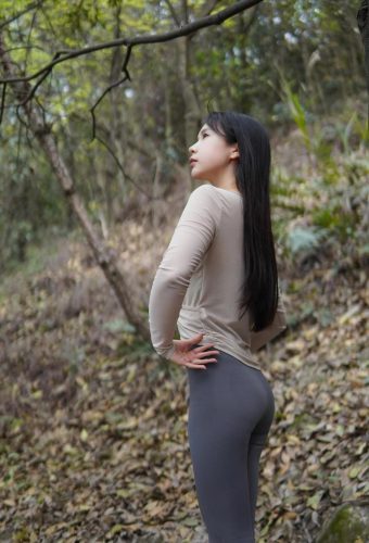 图片[5]-穿瑜伽裤爬山的长发少女-街头图