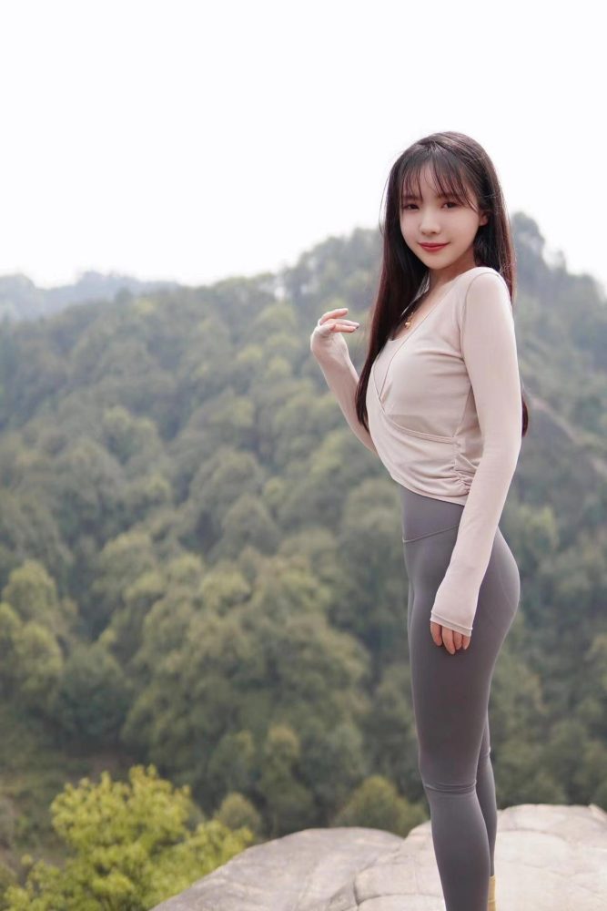 穿瑜伽裤爬山的长发少女-街头图