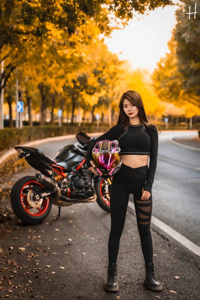 骑摩托车的瑜伽裤美女身材太好了！-街头图